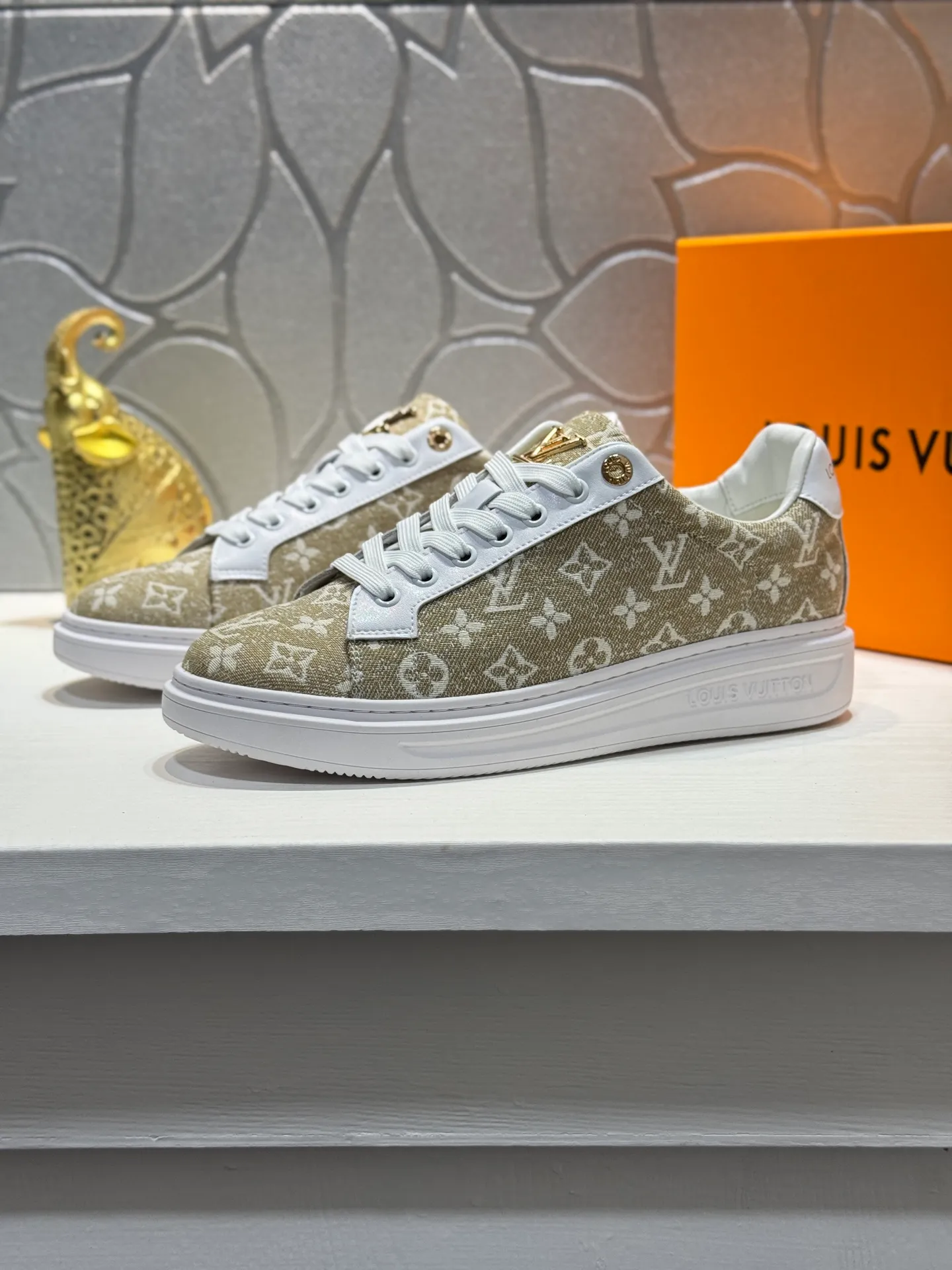 Men's shoes 💰400 [New style] 🐞🐞Top original order - LV [Louis Vuitton] counter new men's casual series! 🔥Globally limited edition💯The upper is made of cowhide with sheepskin lining➕Original rubber outsole, which is lighter and non-slip. Fashion focuses on trends, versatile and hot styles, simple yet tasteful! Exudes a fashionable and casual atmosphere, fashion is at your feet, and you are full of confidence! Multiple colors available. A must-have for fashionistas! Size: 38-44 (45 customized